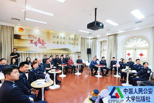 按住Ctrl键+鼠标滚轮缩放