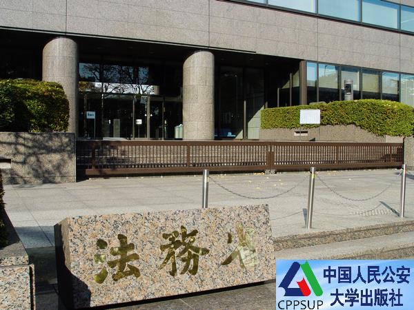 按住Ctrl键+鼠标滚轮缩放