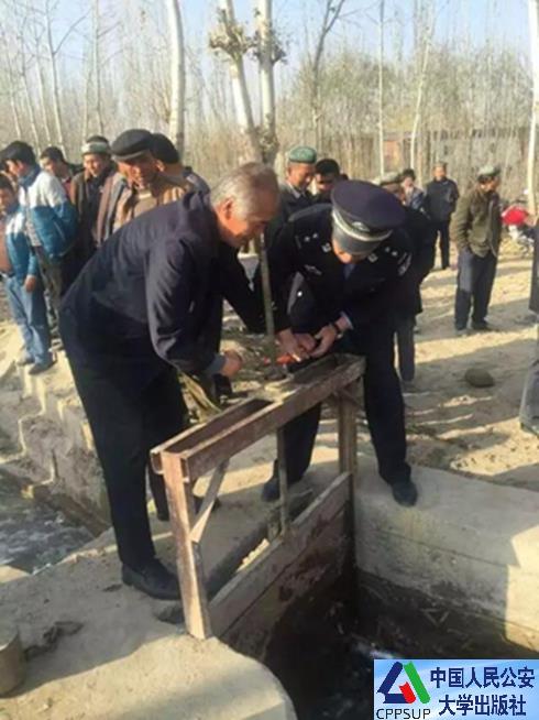 按住Ctrl键+鼠标滚轮缩放