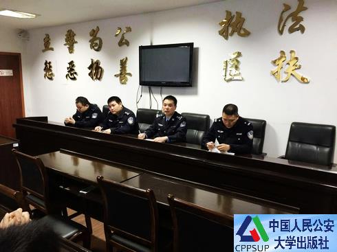 按住Ctrl键+鼠标滚轮缩放