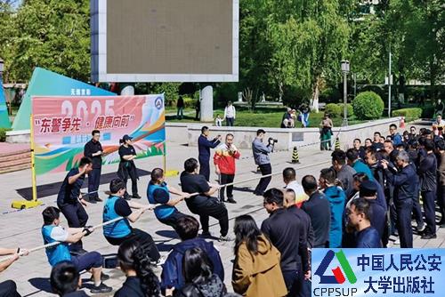 按住Ctrl键+鼠标滚轮缩放