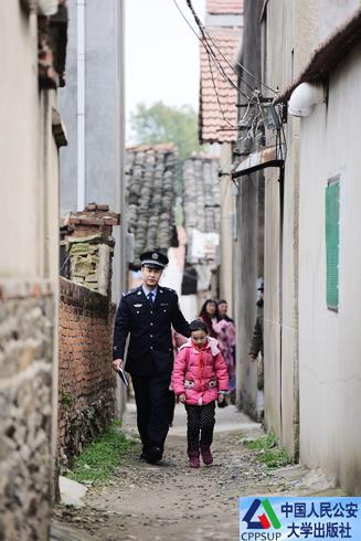 按住Ctrl键+鼠标滚轮缩放