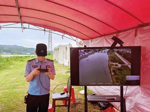 按住Ctrl键+鼠标滚轮缩放