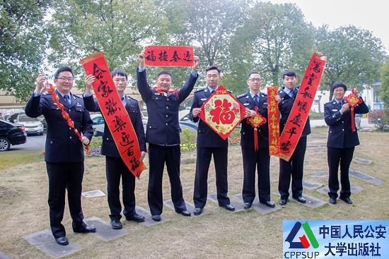 按住Ctrl键+鼠标滚轮缩放