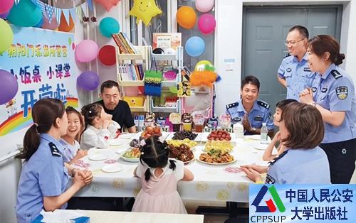 按住Ctrl键+鼠标滚轮缩放