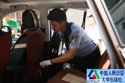 按住Ctrl键+鼠标滚轮缩放