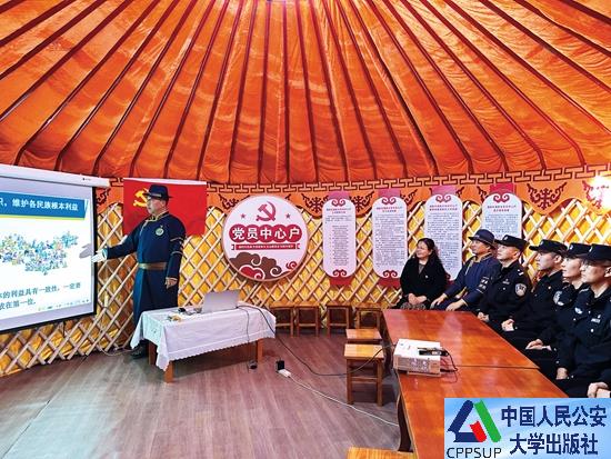 按住Ctrl键+鼠标滚轮缩放