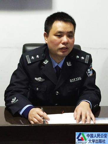 按住Ctrl键+鼠标滚轮缩放