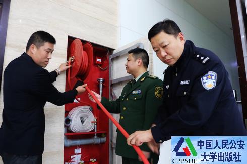 按住Ctrl键+鼠标滚轮缩放