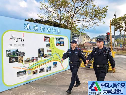 按住Ctrl键+鼠标滚轮缩放
