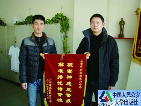 按住Ctrl键+鼠标滚轮缩放