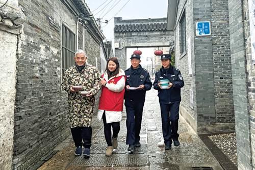 按住Ctrl键+鼠标滚轮缩放