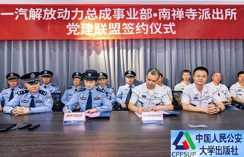 按住Ctrl键+鼠标滚轮缩放