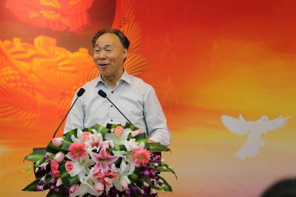 按住Ctrl键+鼠标滚轮缩放