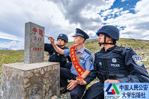 按住Ctrl键+鼠标滚轮缩放