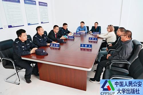 按住Ctrl键+鼠标滚轮缩放